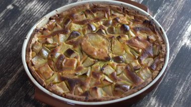 Ev yapımı organik armut pasta tatlı yemeye hazır, döner. Eski ahşap arka planda armut tart, yakından. Glutensiz kabuk ile güzel organik taze meyve tart