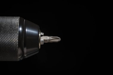 Siyah arka plandaki vidaları sökmek ya da vidaları vidalamak için kablosuz tornavida için Chuck, kapat. Tornavida için başlık, eklenti biti, makro