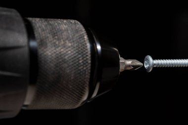 Siyah arka plandaki vidaları sökmek ya da vidaları vidalamak için kablosuz tornavida için Chuck, kapat. Tornavida için başlık, eklenti biti, makro