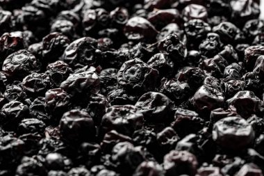 Kurutulmuş yabanmersini arka planı, yakın plan, makro. Kurutucudan bir yığın kuru yaban mersini. Kış için vitamin ve sağlıklı beslenme kavramı