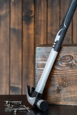 Çoklu işlevsel şok geçirmez çelik çekiç ve çivi, yaklaşın. Çalışmak için el aleti. Tahta işçiliği için manyetik pençeli çekiç, çivi emici çekiç.