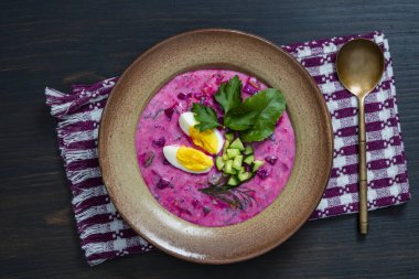 Soğuk pancar çorbası, pancar, salatalık, turp, haşlanmış yumurta ve ekşi kremadan yapılan geleneksel Ukrayna yemeği. Lezzetli soğuk yaz pancar çorbası masada, yakın, üst manzara