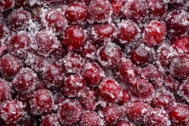 Taze kırmızı kirazlar suyu serbest bırakmak için reçel yapmadan önce beyaz şeker serpiştirilir. Hayatın tatlılığını ve zenginliğini sembolize eden sulu kiraz.