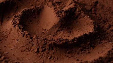 Doğal koyu kahverengi kakao tozu desenli arka plan, yakın plan, dönüş. Bir yığın organik kakao tozu. 