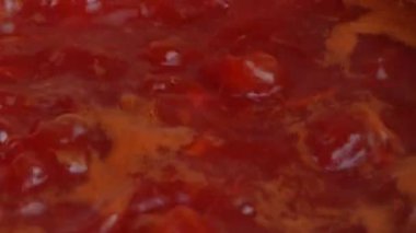 Kaynamış lezzetli ve sulu kırmızı borç, tencerede pancar çorbası, yakın çekim. Yemek tarifi ve geleneksel Ukrayna mutfağı. Sağlıklı ev yemekleri. Kırmızı pancar sebze çorbası, tencerede kaynıyor.