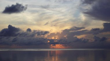 Hint Okyanusu üzerinde Tanzanya 'nın Zanzibar adasında, Doğu Afrika' da güzel bir gündoğumu. Seyahat ve doğa kavramı. Sabah gökyüzü, bulutlar, güneş ve deniz suyu