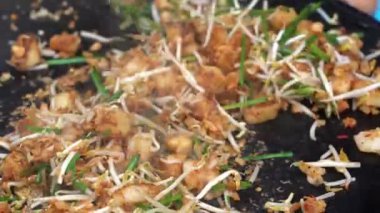 Kota Kinabalu 'da ünlü bir Çin geleneksel aperatifi Malay' da Chai Taw Kway veya Kuih Lobak Goreng ve İngilizce kızarmış turp keki, Sabah 'da sokak pazarı, Borneo Adası, Malezya' da ise Borneo 'dur.