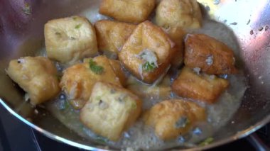 Kızartma tavası, doğranmış sarımsak, yeşil biber ve soya peyniri, yakın çekim. Endonezya 'da. Endonezya geleneksel yemekleri