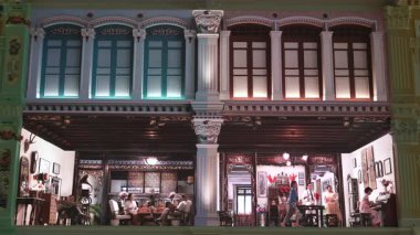 CHANGI HAVAALANI, ŞARKI - 30 Mart 2019: Changi Havaalanı Terminali 'nin içindeki miras bölgesi. Singapur 'daki renkli bina cephesinin mimari detayları. Eski İngiliz yerleşim evleri