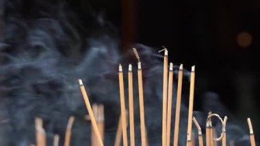 Danang, Vietnam 'daki Budist tapınağında tütsü çubukları dumanla yanıyor.