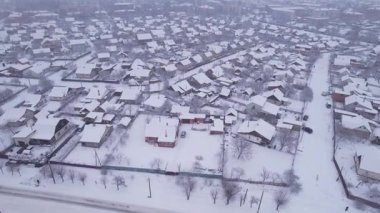 Kış zamanı özel evleri ve bahçeleri olan Ukrayna kar köyünün hava manzarası. Bir İHA 'dan ateş etmek. Ukrayna, Doğu Avrupa