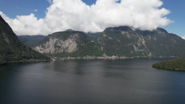 Hallsttter 'ın havadan görünüşü ya da Hallstatt Gölü ve büyük dağlar Avusturya' daki Hallstatt köyünün yanında, seyahat ve doğa konsepti