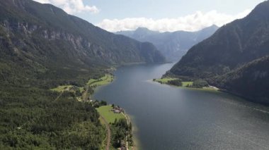 Hallsttter 'ın havadan görünüşü ya da Hallstatt Gölü ve büyük dağlar Avusturya' daki Hallstatt köyünün yanında, seyahat ve doğa konsepti