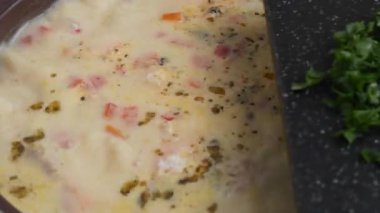 Kremalı, patatesli, havuçlu, kırmızı biberli ve otlu somon balığı çorbası.