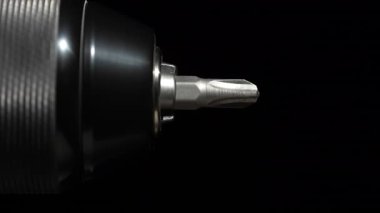 Siyah arka plandaki vidaları sökmek ya da vidaları vidalamak için kablosuz tornavida için Chuck, kapat. Tornavida için başlık, eklenti biti, makro, döndürür