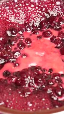 Tencerede vişne reçeli yapmak için taze toplanmış kirazlı şekeri hazırlıyorum. Çilek reçeli, ev yemeği.