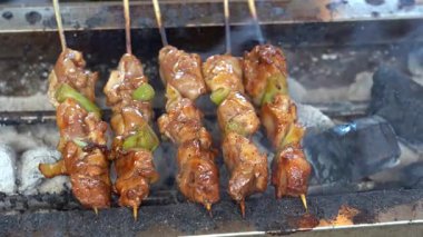Sokak satıcısı Endonezya Bali 'deki sokak yemekleri pazarında ızgara tavuk eti satıyor. Asya mutfağı. Kapat.