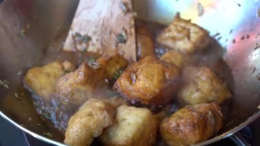 Kızartma tavası, doğranmış sarımsak, yeşil biber ve soya peyniri, yakın çekim. Endonezya 'da. Endonezya geleneksel yemekleri