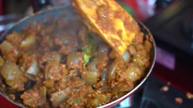 Soğanlı kızartma tavası, sığır midesi, kırmızı biber ve sos, yakın çekim. Endonezya 'da. Endonezya mutfağı, baharatlı sığır eti midesi buluşması ve limon otu yaprağı ve kırmızı biberli sos. Yemek pişirmek.