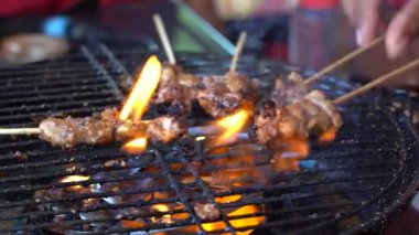 Sokak satıcısı Endonezya Bali 'deki sokak yemekleri pazarında ızgara tavuk eti satıyor. Asya mutfağı. Kapat.