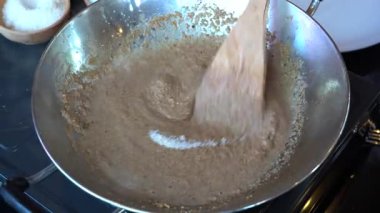 Et için baharatlı sos kızartma tavasında pişirilir, yakından. Endonezya 'da. Endonezya mutfağı, baharatlı sos. Yemek pişirmek.