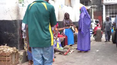 Zanzibar, Tanzanya - Kasım 03, 2019: Zanzibar, Tanzanya, Doğu Afrika 'daki yerel sokak gıda pazarındaki Afrikalılar
