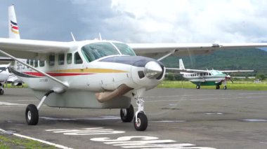 Arusha, Tanzanya - 28 Aralık 2019: Arusha havaalanı, Tanzanya, doğu Afrika, yavaş çekim