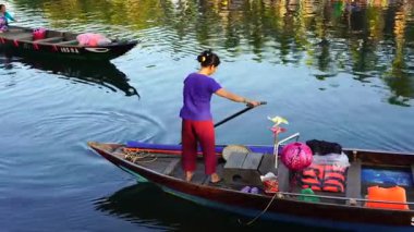 Hoi An, Vietnam - 07 Temmuz 2020 Hoi 'deki nehir kıyısındaki ahşap teknelerin görüntüsü.