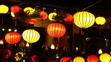 Hoi An, Vietnam - 15 Mart 2020: Eski Hoi An şehrindeki bir turist caddesinde renkli Çin fenerleri
