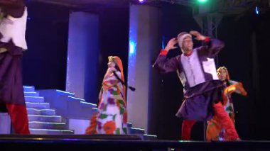 Sharm El Sheikh, Mısır - 28 Mayıs 2021: Mısırlı kadın ve erkekler Sharm El Sheikh, Güney Sina, Mısır 'daki sokak restoranında turistler için dans ediyorlar