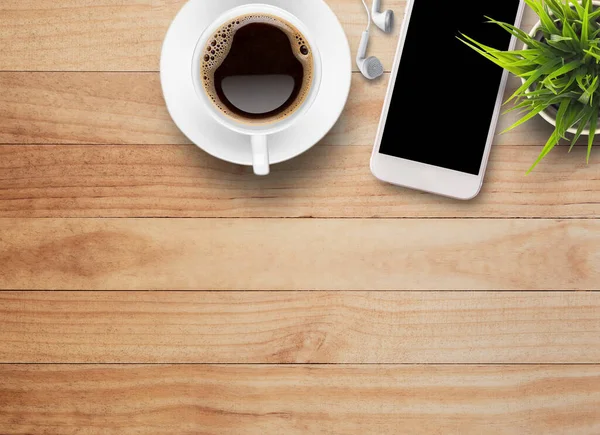 Ovanifrån Smart Telefon Och Hörlurar Med Kopp Kaffe Gamla Trä — Stockfoto