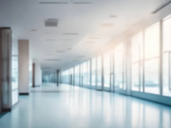 光线模糊的背景 模糊的办公室或医疗机构的大厅 有全景窗户和视野的医院 — 图库照片