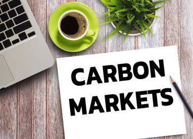 İş alıntıları, not defterindeki CARBON MARKETS veya ofis masasındaki kağıt, ofis işyeri, ilham, motivasyon alıntıları kavramı