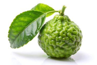 Bergamot veya kaffir beyaz arka planda izole edilmiş. Bergamot bir yiyecek ve Tayland bitkisidir..