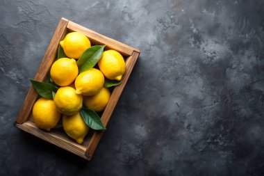 Tahta bir sandıkta limonların olduğu en iyi manzara