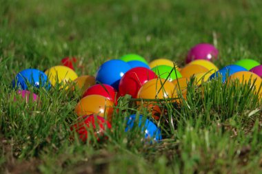 Bahçede renkli plastik toplar var.