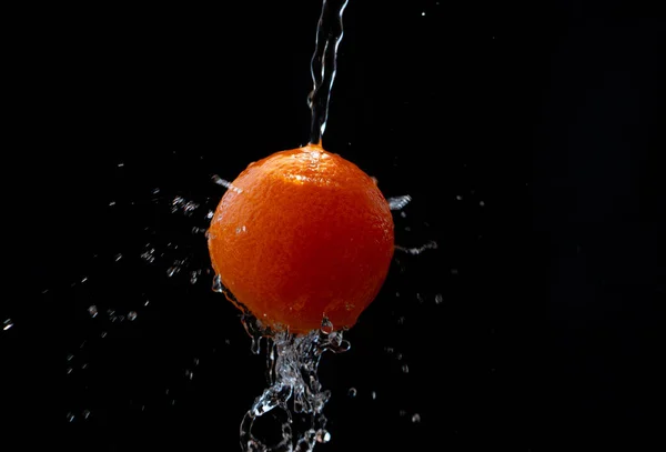 Zbliżenie Pomarańczy Czarne Tło Zalewane Wodą — Zdjęcie stockowe