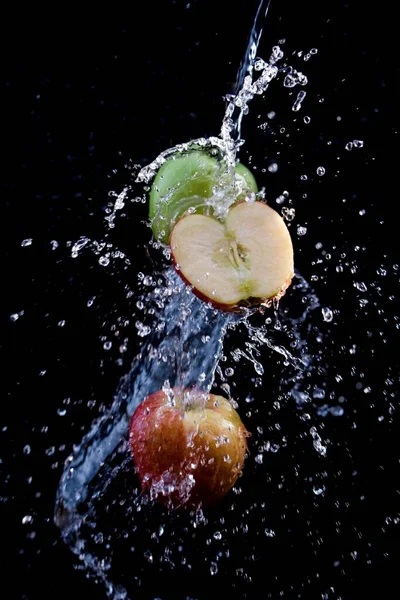 Zbliżenie Świeże Kolorowe Jabłka Pokrojone Jabłko Rozpryskującą Się Wodą Przed — Zdjęcie stockowe