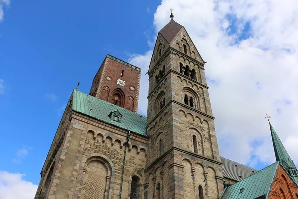 Danimarka Nın Eski Kasabasındaki Eski Bir Katedralin Yakınında Güneşli Bir — Stok fotoğraf