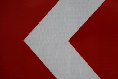 Keskin bir sola dönüş için uyarı işaretinden sonra.