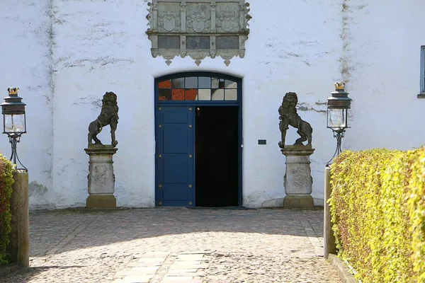 Otevřené Dveře Historického Kostela Lvy Před Dveřmi — Stock fotografie