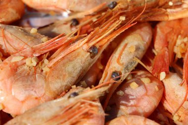 Yeni tütsülenmiş kral karideslerini kapatıyoruz.