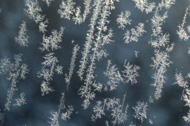 Karanlıkta arabanın ön camında buzun yakın plan görüntüsü.