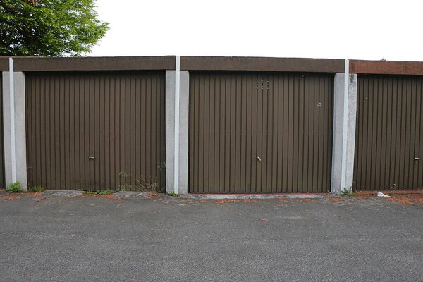 крупным планом нескольких закрытых коричневых гаражей подряд