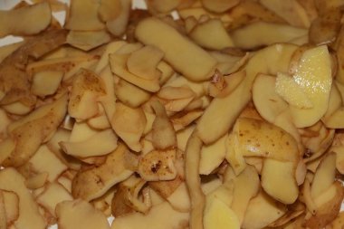 Taze kesilmiş patates kabuklarının yakın çekimi.