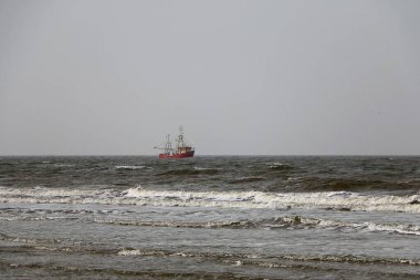 Küçük balıkçı teknesi derin deniz balıkçılığından sonra limana döner.