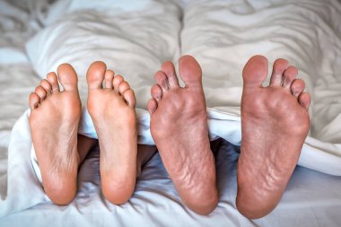 Seksten sonra yan yana uyuyan bir çiftin ayakları
