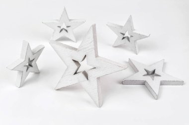 Beyaz arka plan üzerinde beş beyaz yıldız