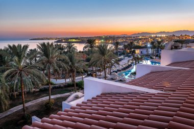 Mısır şehrinin üzerinde gün batımı. Güzel yaz manzarası. Tatil teması