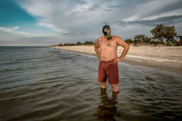 Tanned Gordura Homem Com Excesso Peso Uma Máscara Gás Mar — Fotografia de Stock